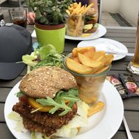 Vegan Burger mit Pommes und Krautsalat at Café Spatz in Bernkastel-kues