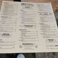 Speisekarte mit reichlich veganen Optioben at Zenith in Lisbon