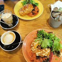 Veggie Bagel mit rote Beete Hummus at Zenith in Lisbon