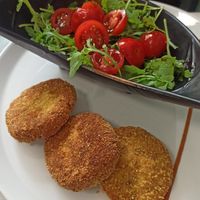 Burger di seitan e soia con rucola e pomodorini at Alice e Viola in Collegno