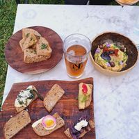 Hummus di ceci, tagliere vegetariano senza glutine at Podere Arduino in Castagneto Carducci