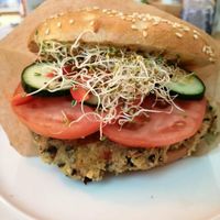 Veganer Burger in Kartoffelbrötchen at Glückskost in Mondsee