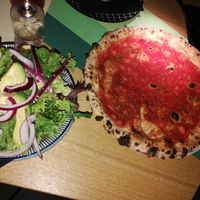 Vegan Pizza und Salat Bowl at ÜberQuell Brauwerkstätten in Hamburg