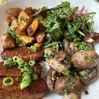 Create your own bowl: tempeh with a maple glaze, spinach salad, roasted potatoes and mushrooms   at The Harvest in Rotterdam
