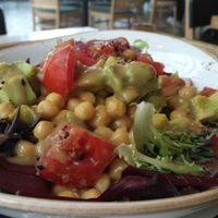 Garbanzo and avocado salad at GreenVita - The Style Outlets in Viladecans