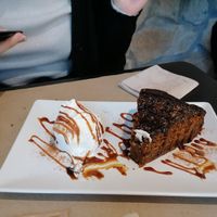 Porción (muy grande) de tarta de zanahoria con caramelo y nata montada at Vegania in Madrid