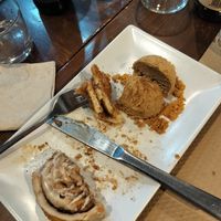 Rollito de canela con helado de café. Bueno, lo que quedaba. at Vegania in Madrid