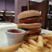 Hamburguesa la Guarra at Vegania in Madrid