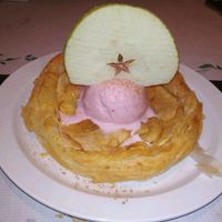 Tarta de manzana (¡buenísima!) at Vegania in Madrid