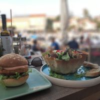 Veganer Burger 🍔 & Falafel Salat 🥗 at King's Caffe in Malinska