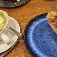 Veganer Cheescake glutenfrei mit Matcha Latte at My Secret Garden Cafe in Vienna