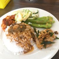  Nasi lamak (🍚+🐟+🍤+🍍🥒+okra = 😋) at CunThi Good Taste Vegetarian in Penang