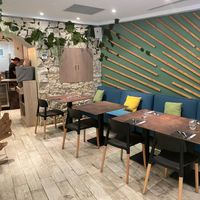 Indoor decor. at Tô! in Nice