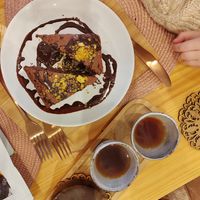 Café y brownie, ¡la combinación perfecta! 🤤 at Okaeri in Gijon