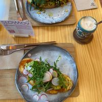 tostadas guakamola y verdulera y cafe olé  at Okaeri in Gijon