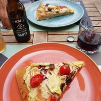vegan pizza and slefmade beer at Santa - La Pizza Buona e Giusta in Desenzano Del Garda