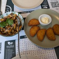 Entradas: Nuggets vegan e cogumelos salteados. at Anjo Verde in Braga
