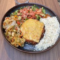 Champiñón relleno de soja texturizada con queso vegano y guarnición  at Anjo Verde in Braga