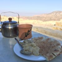 Hummus with black tea and sage at Fienans Way in Maan