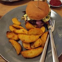 Special Christmas burger with espresso patty, blueberry mayo and pear at püük - fein + herausgeputzt in Hamburg