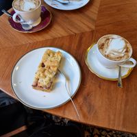 Cappuccino and Streuselkuchen at püük - fein + herausgeputzt in Hamburg