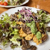 Vegan scrambled eggs with mushrooms, wild garlic pesto & sourdough bread  at püük - fein + herausgeputzt in Hamburg