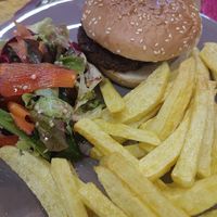 Hamburguesa con verduras y patatas at La Milpa in Orgiva