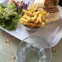 Vegan kebab👌 kebabilone, frites, salade et coleslaw at Blackbird Downtown Diner in Lausanne