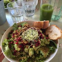 Superfood salade avec jus detox vraiment délicieux! at Blackbird Downtown Diner in Lausanne