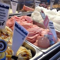 The front row seens from customers side is prepared without any dairy or eggs. at De Smaecken Van Hamelink in Baarn