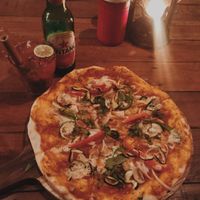 Vegan pizza, and couple of drinks for happy hour ☺️ 📷: @craving.odyssey at The Bus Bar in 