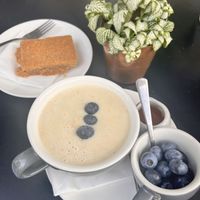Porridge mit Sojamilch, Blaubeeren und Agavendicksaft. Dazu ein Peanutbutter Blondie  at The Observatory Art Café in London