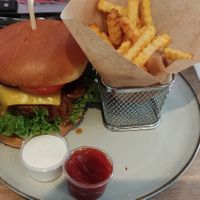 Sriracha burger with fries at Miss Dot in Hals