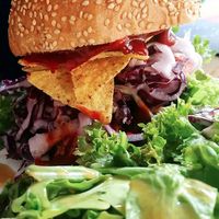 BBQ Burger mit feinstem lila cowlslaaaa at Neue Republik Reger in Berlin