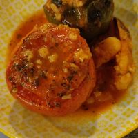 Stuffed tomatoes and peppers with rice at To Mikraki in Syros