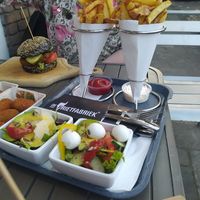 Salad in the vegan burger menu hast cheese in it at De Frietfabriek in Amstelveen