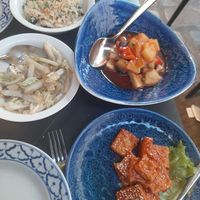Riz sauté au légumes, choux chinois (sauce caramel), tofu à l'ananas, tofu caramélisé at Pattaya in La Rochelle