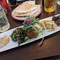 Meze Vegan mit Fladenbrot at Levant - Bulevardi in Helsinki
