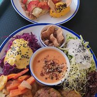 Quiche y veggie bowl at Curcuma Green Food in Burgos