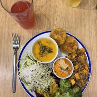 Bowl y kombucha  at Curcuma Green Food in Burgos