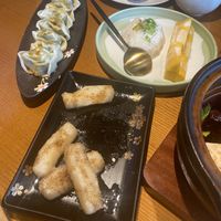 馄炖、甜糍粑、芒果糯米、在盘子里头的藕夹  at Lín Hú SùShí - The Lakeside Veggie in Shanghai