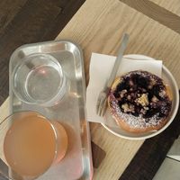 Kleiner Blaubeeren Kuchen mit fermertierte Limonade mit Cranberries und Grüntee. at Kafe Friedrich in Brno