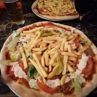 Vegan kebab pizza with fries 🤤 at Kelly's in Gothenburg