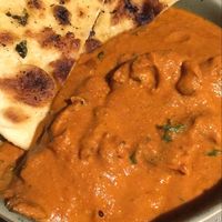 Butter « chicken » (homemade seitan) and garlick naan - home delivery at brEAThe Restaurant - Pigalle in Paris