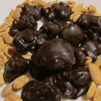 Montón maní.
Maní sin sal, natural tostado bañado en chocolate.  at Mailen in Santiago