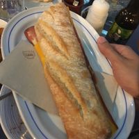 Bocata de beicon y queso, no entiendo como no hay más veganos en el mundo. at Sa Capca in Blanes