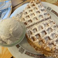 Waffeln mit Vanilleeis  at Eisdielerin in Cologne
