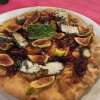 Pizza con fichi, cipolla caramellata, e gorgonzola veg at Ristoro Dantesca in Pisa
