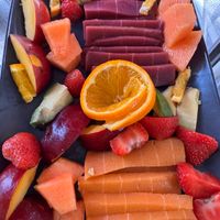Sashimi vegan con salmone veg e tonno veg e frutta di stagione  at Ristoro Dantesca in Pisa