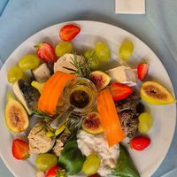 Fully vegan cheese board at Ristoro Dantesca in Pisa